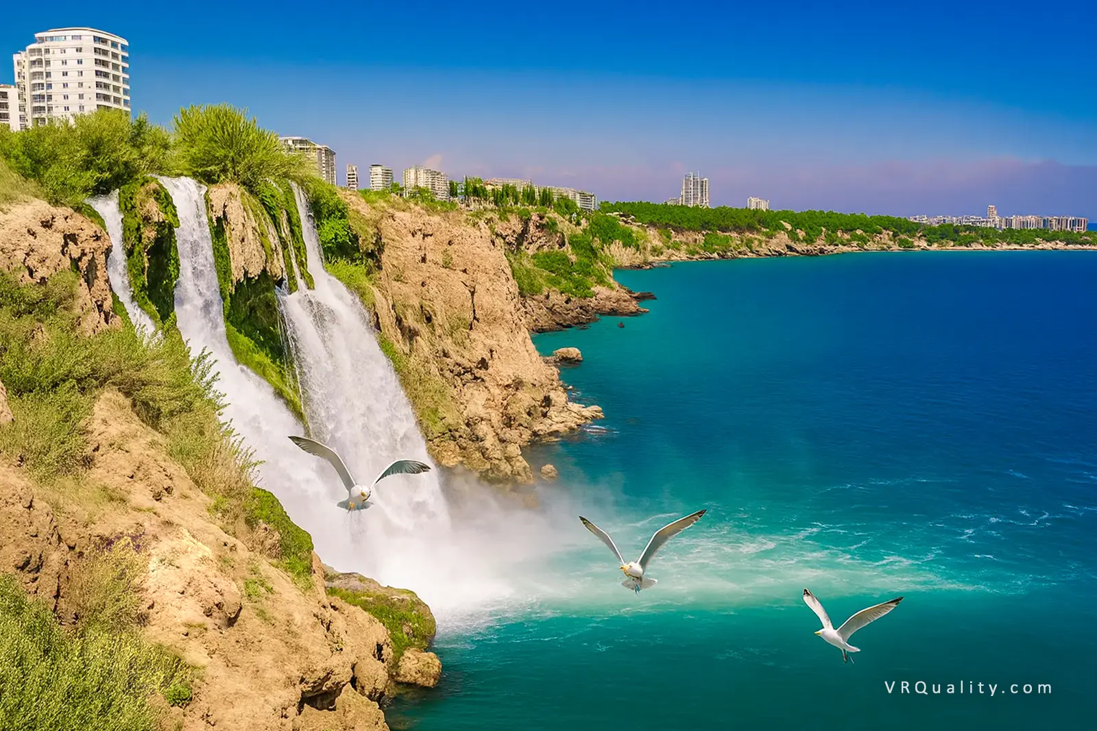 Водопад Дюден в Анталии, скалы, бирюзовое море и летающие чайки под ярким солнцем