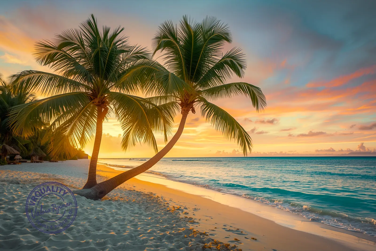 Остров Хулахумале на закате с пальмами и золотым небом