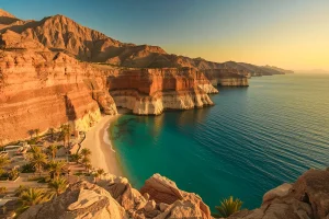 Живописный пляж у красных скал в Египте с бирюзовой водой на закате